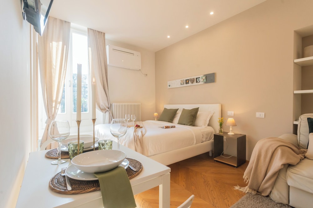 MT Studio by Rent All Como by Rent all Como