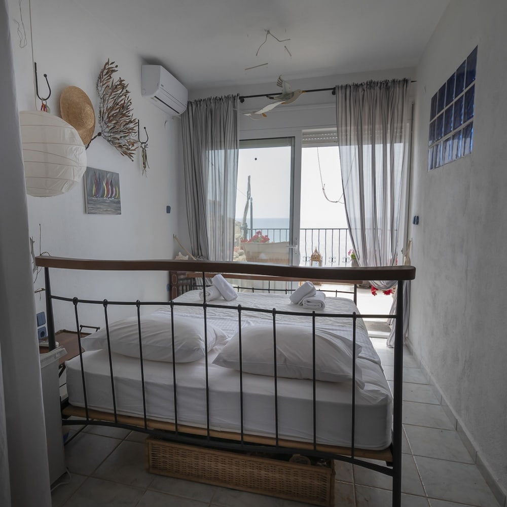 Poseidon Seafront Apartment by Rentalspro