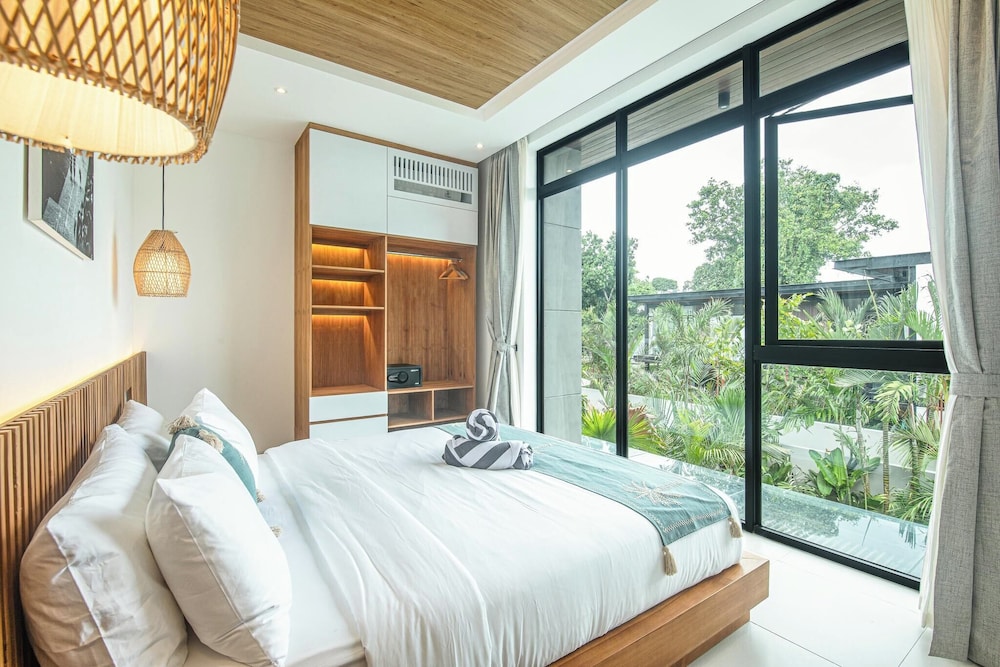 Luxury 5BR Retreat, 400m From Café Del Mar Shore