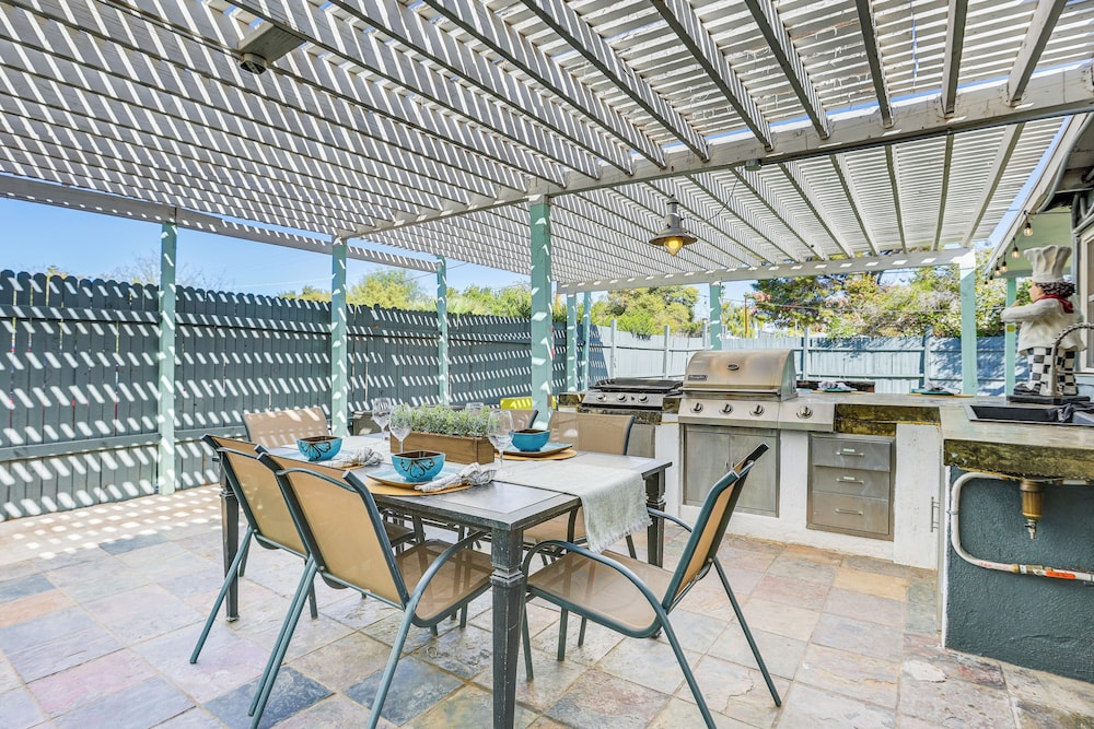 Bar & Fire Pit: Pet-friendly Phoenix 'La Casita'