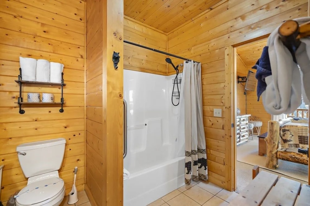 Hillbilly Hideaway 4 Bedroom Cabin