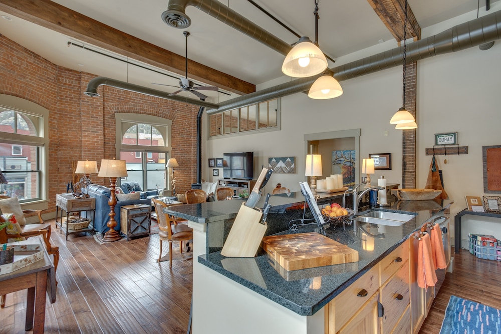 Updated Rustic-chic Condo on Ouray's Main Street! view 5