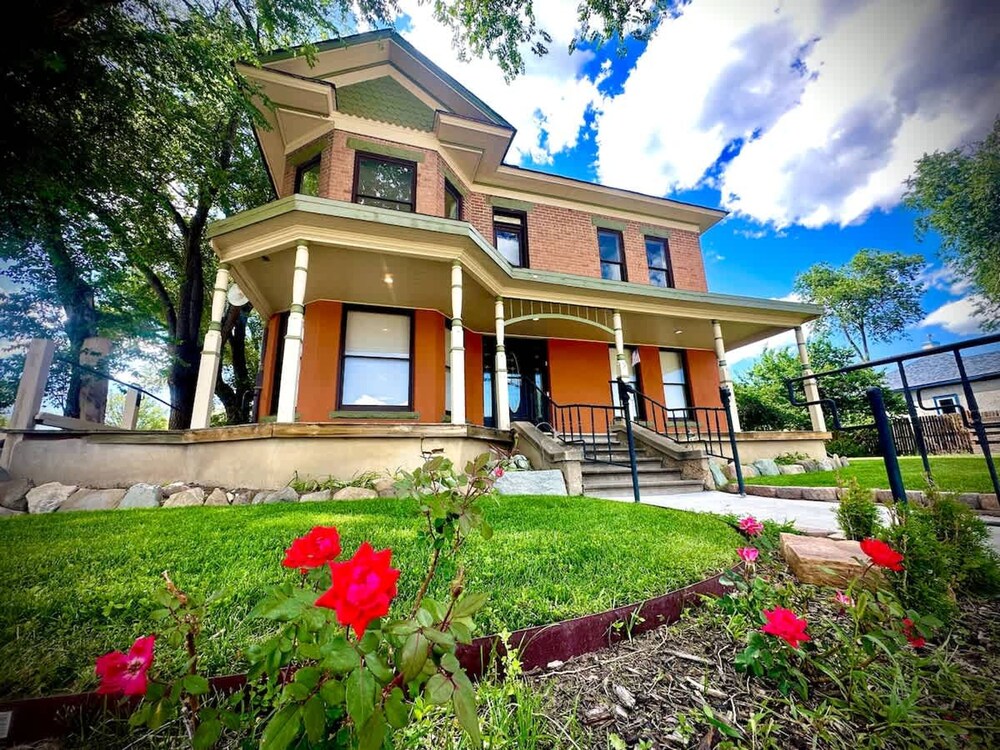 Amazing Historic 1800s Carriage House
