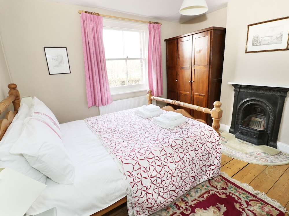 Gloucester Vacations - The Lock House - Property Image 11