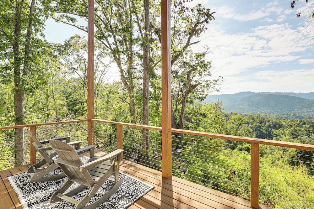 12 Mi to Asheville: Mtn-view Gem in Weaverville