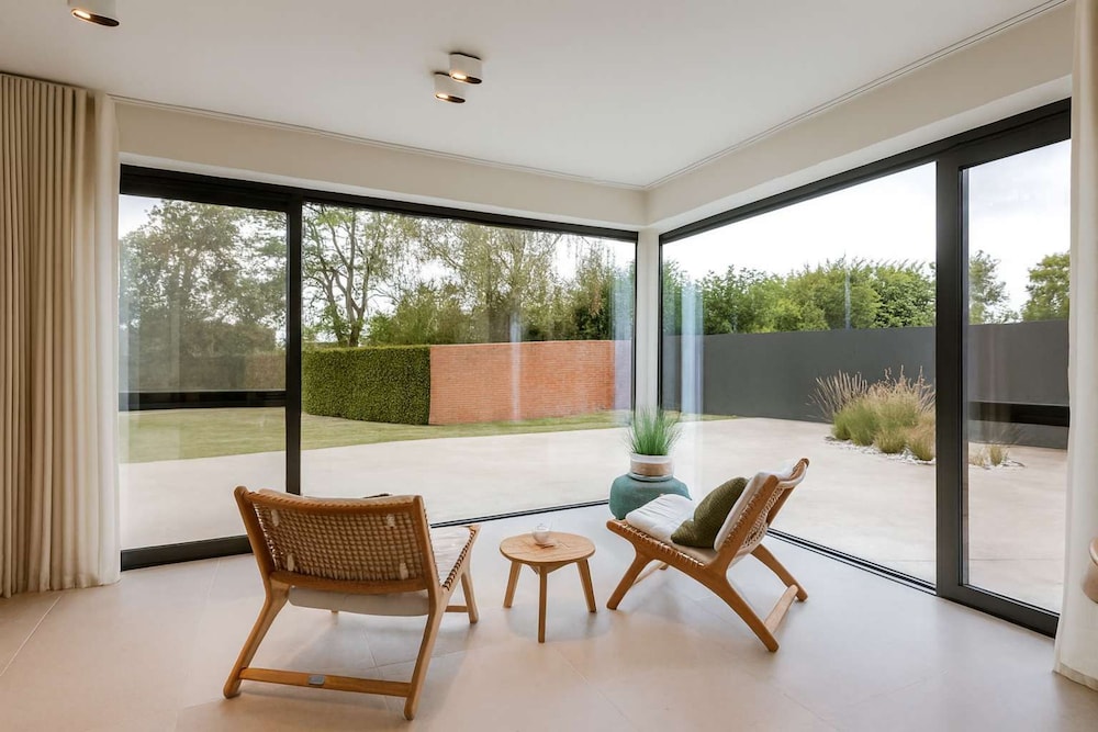 Charming Chic Stay With Garden Views Parking
