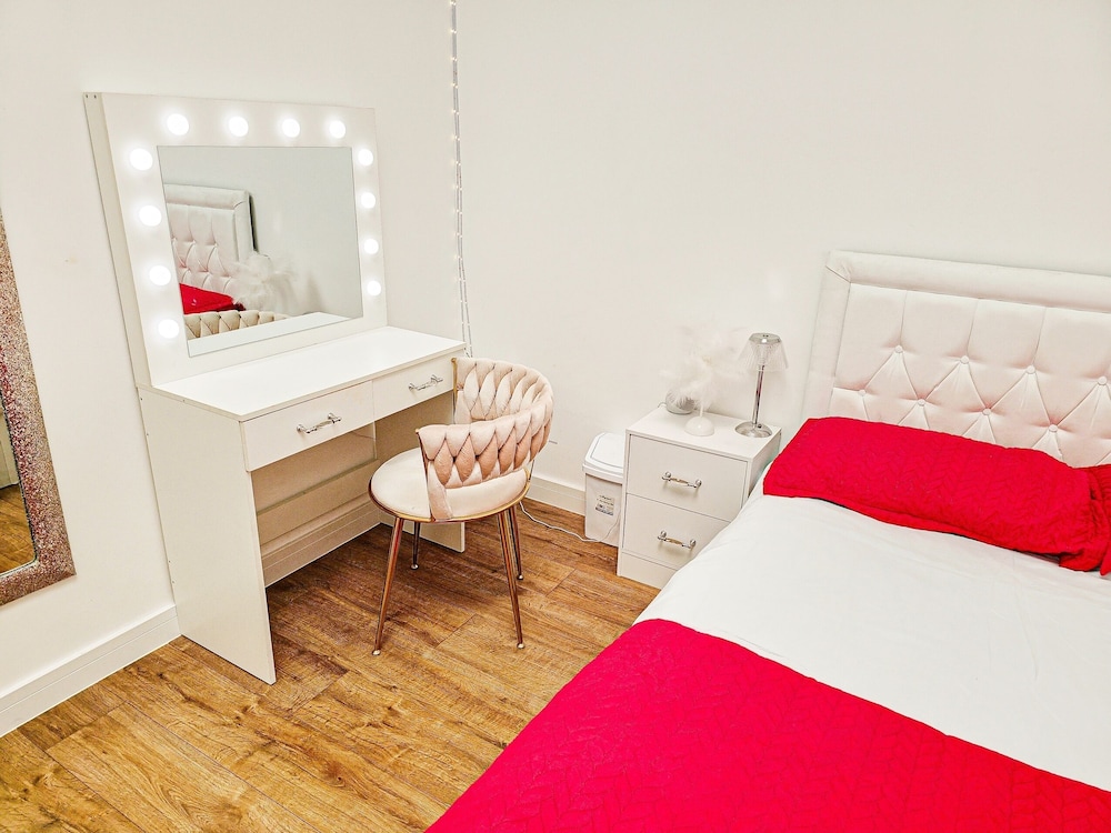 Cleave House - Stylish & Chic 3 Bed House Mins From Central London