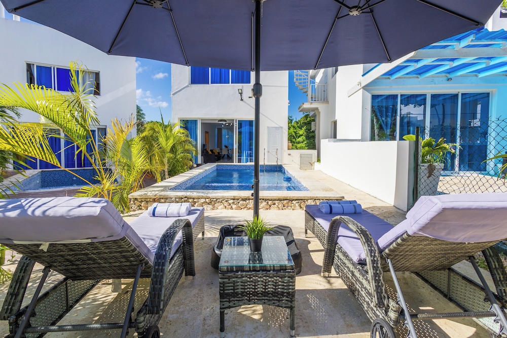 3-BR Villa with Pool & Rooftop Jacuzzi