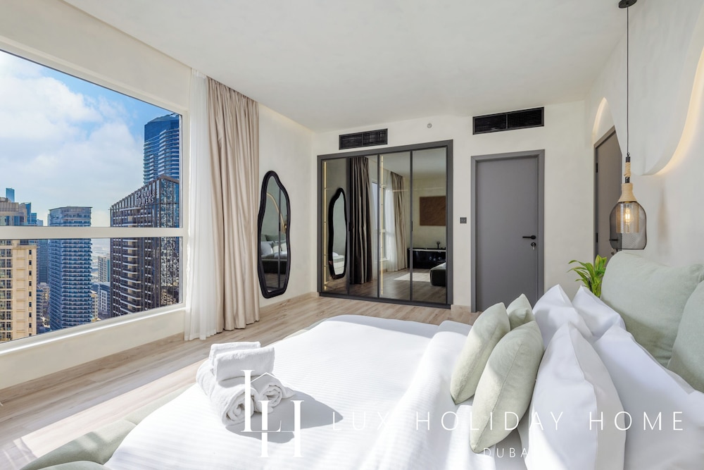 LUX Contemporary Marina View Suite 7