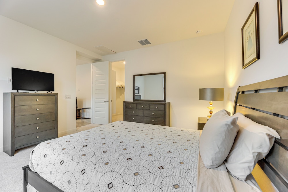 Lake + Mtn Views: Modern Apache Junction Getaway