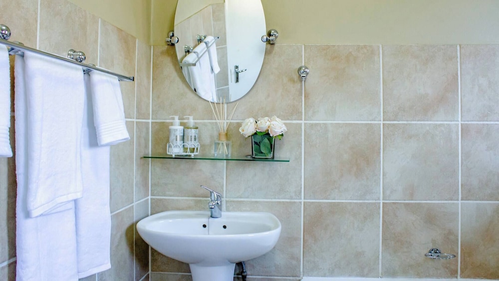 Beautiful 2 Bedroom Apartment Near Monte Casino