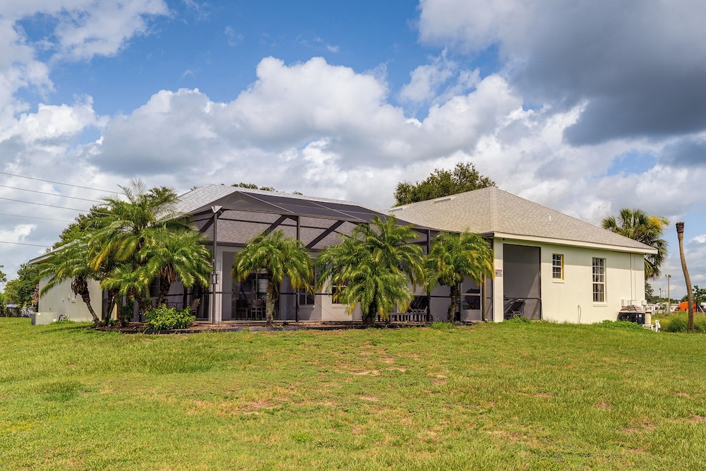 Game, Swim & Unwind: Lakeside Retreat Near Disney
