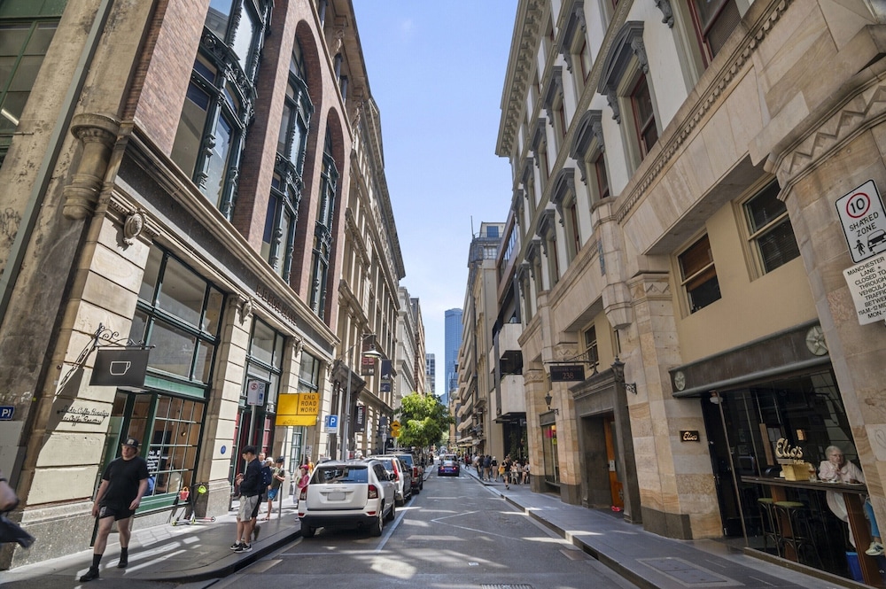 Classic 1-bed City Stay Near Eateries and Laneways