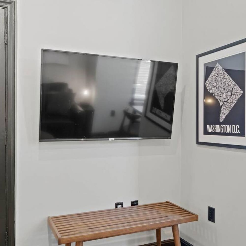 Charming DC Rowhouse Condo - Ideal Long-term Stay