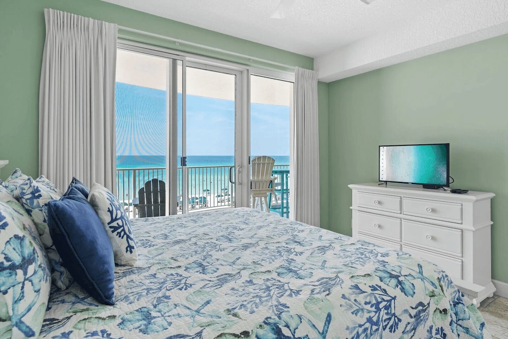 Beach Breeze by Avantstay Beachfront, Beach Chairs Included, 2 Pools!