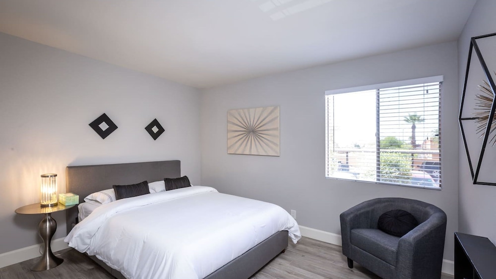 Ultra Modern Old Town Scottsdale 3 Bedroom!