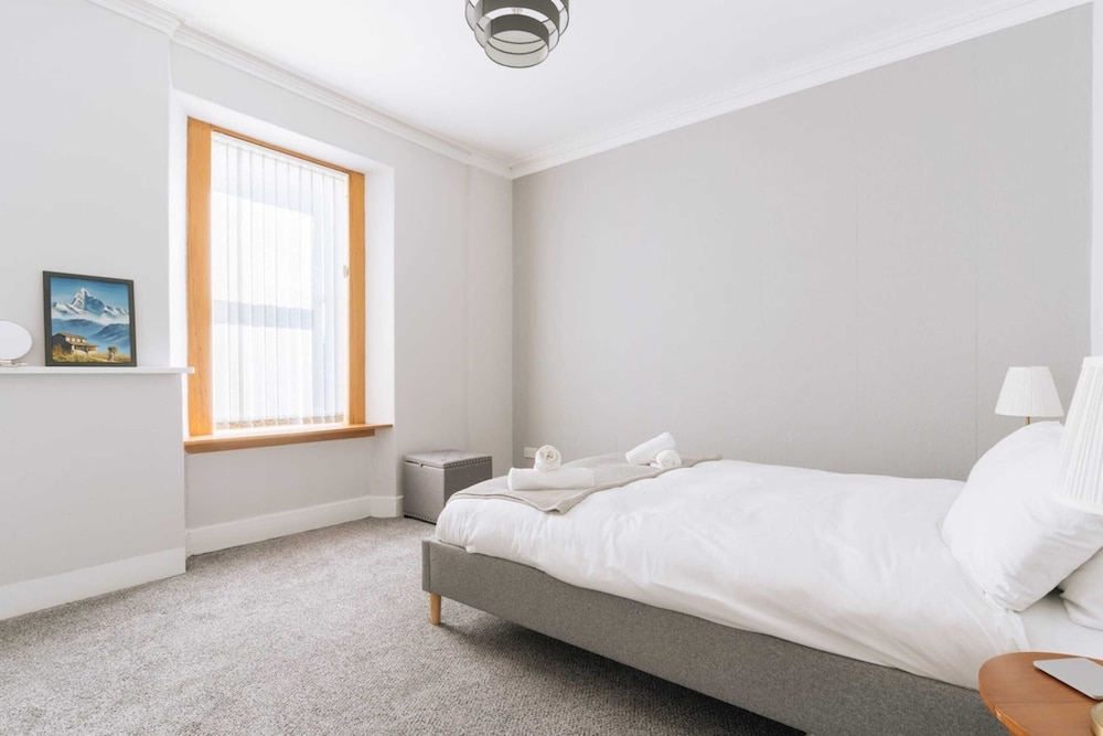 Cosy 2 Bedroom Home in Edinburgh in a Great Location view 2