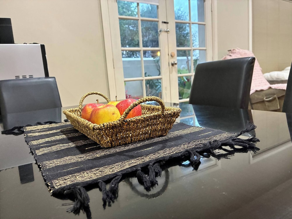 Cozy Tusmore Apartment With Private Garden City View Near Burnside Village Mall