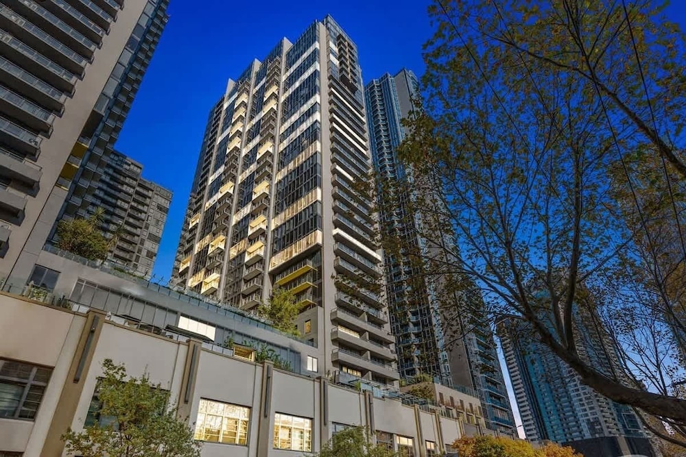 Large 3BR Apt Near Crown, Sleeps 10, Free Parking