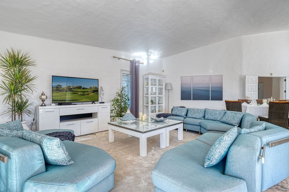 Golfinhos Magnificent Spacious 5 Bedroom Villa