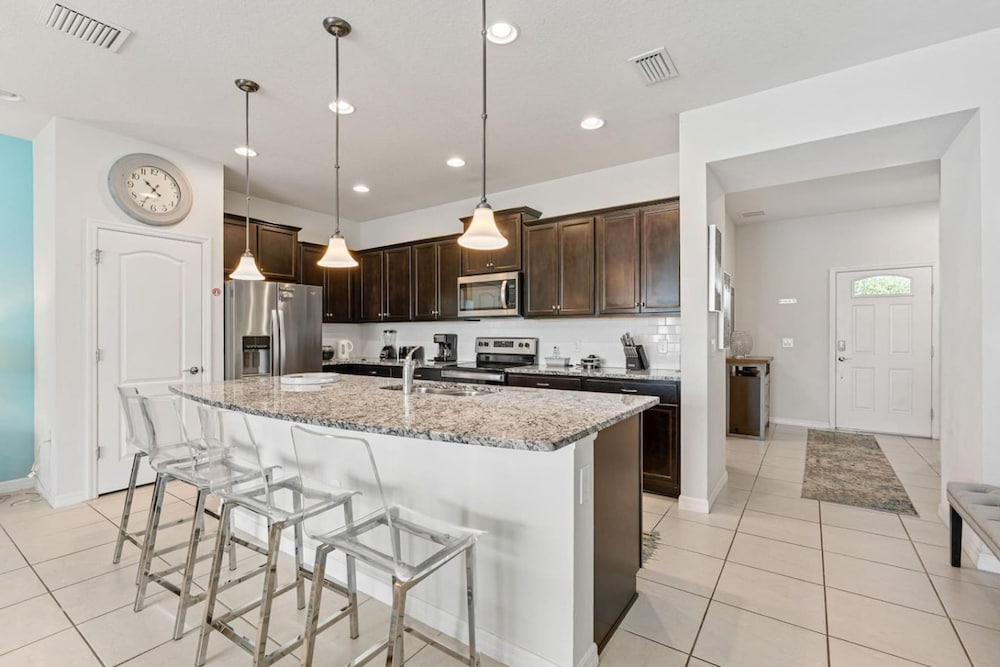 Spacious 5BR Villa w Private Pool Near Disney