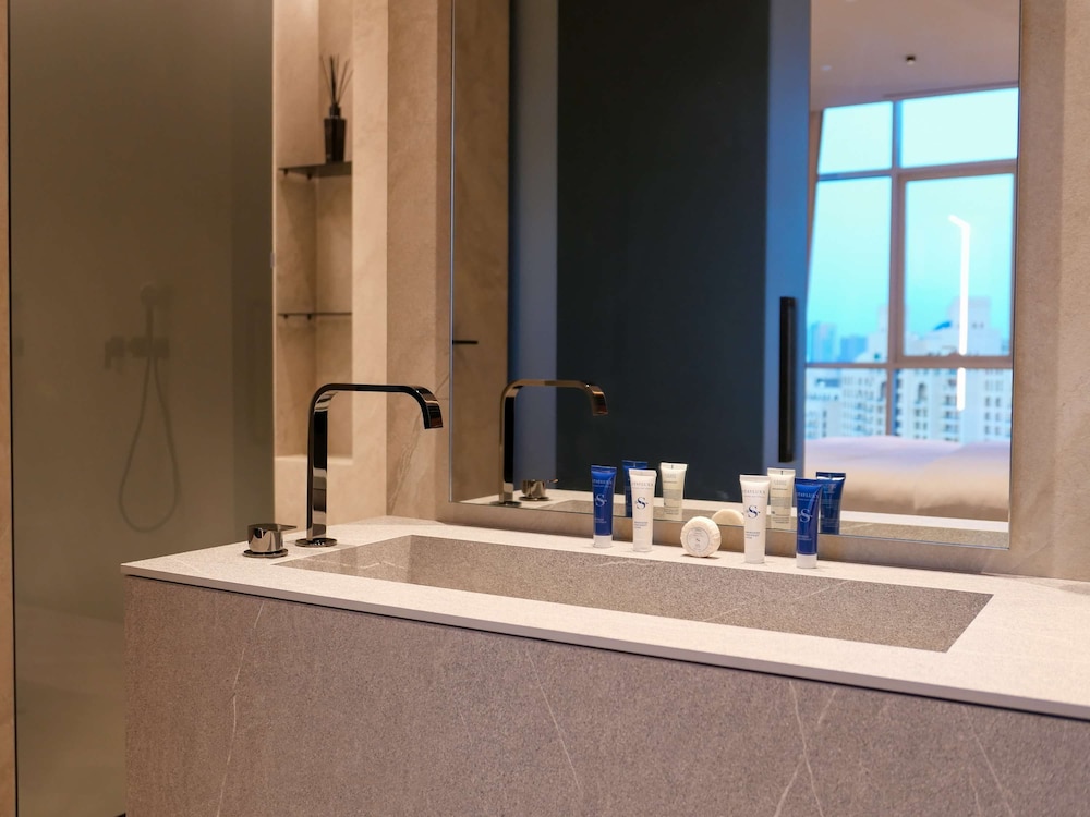 High End 4BR Penthouse With Private Pool and Skyline Views