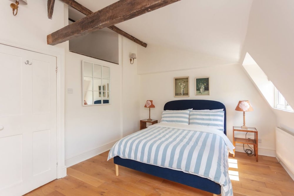 Stunning 2 Bedroom Apartment in the Heart of Chelsea