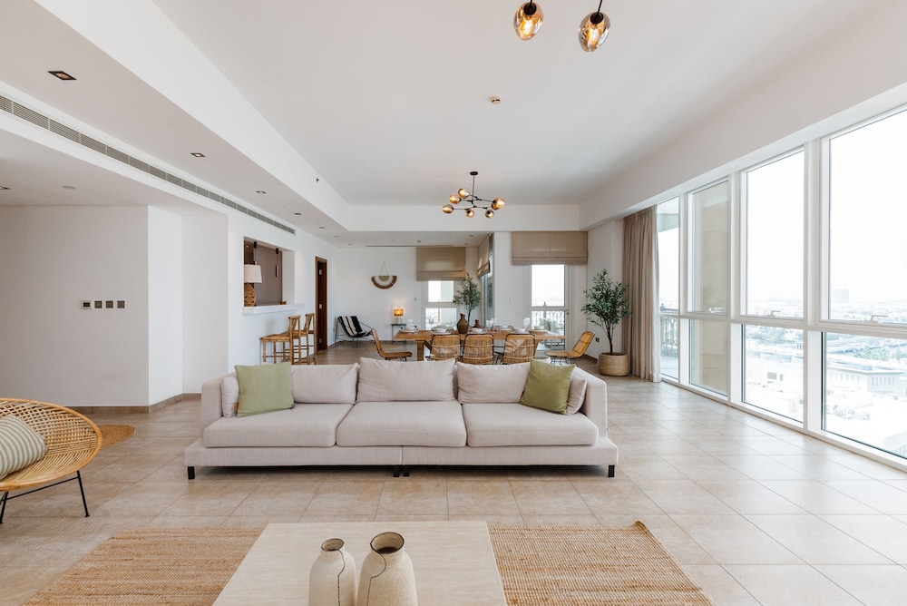 Modern 3BR Maid at the Palm w Pool and Gym