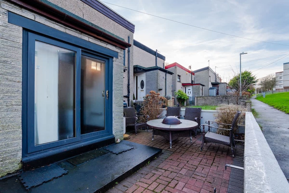 4 Bedroom House - Free Parking