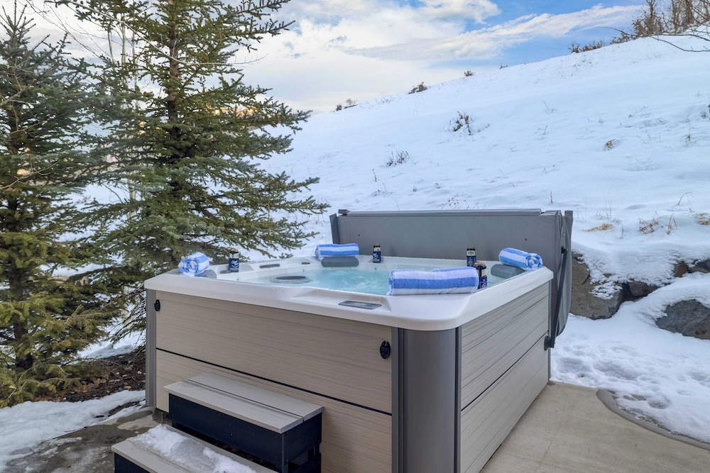Abigail Drive Year-round Retreat w/ Hot Tub Near Trails + Historic Main St