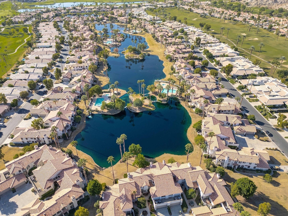 Cozy Lakeside Retreat in PGA West Bbq Scenic Views