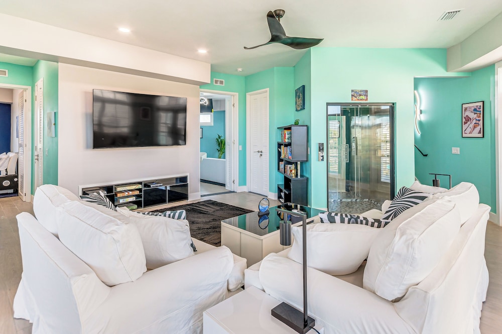 Golf Cart + Elevator: Retreat 1 Block to Beach