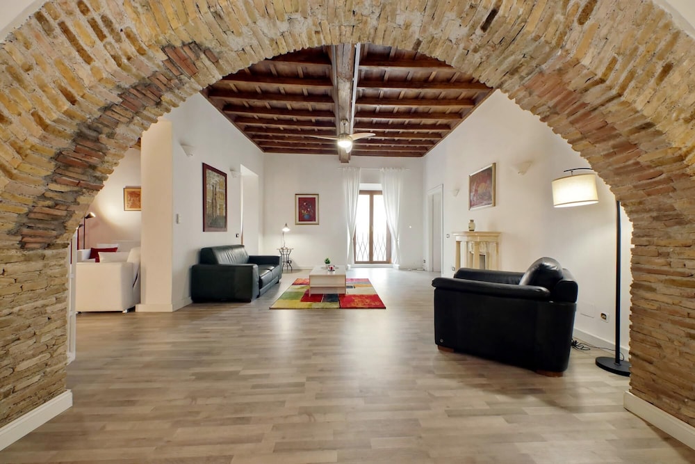 Luxury Navona Apartment