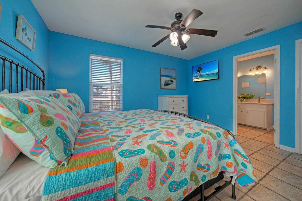 Coastal Retreat w/ Pool, BBQ & Sunset Views Beers and Sunshine by Avantstay