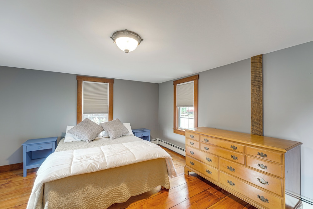 Walk to Memorial Park: Pet-friendly Bethlehem Home view 3