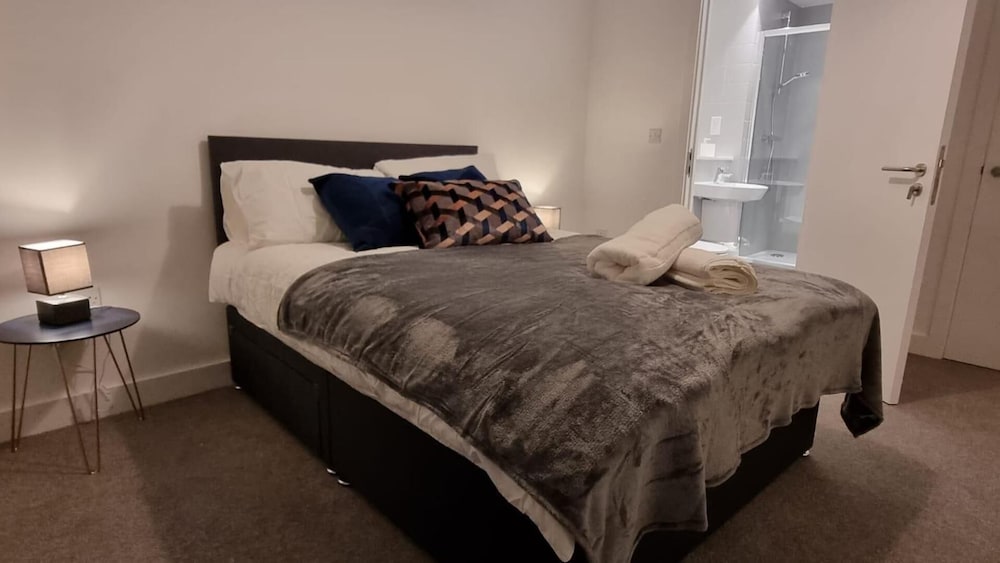 Balcony View Apartment- Sleeps 5 & Private Parking