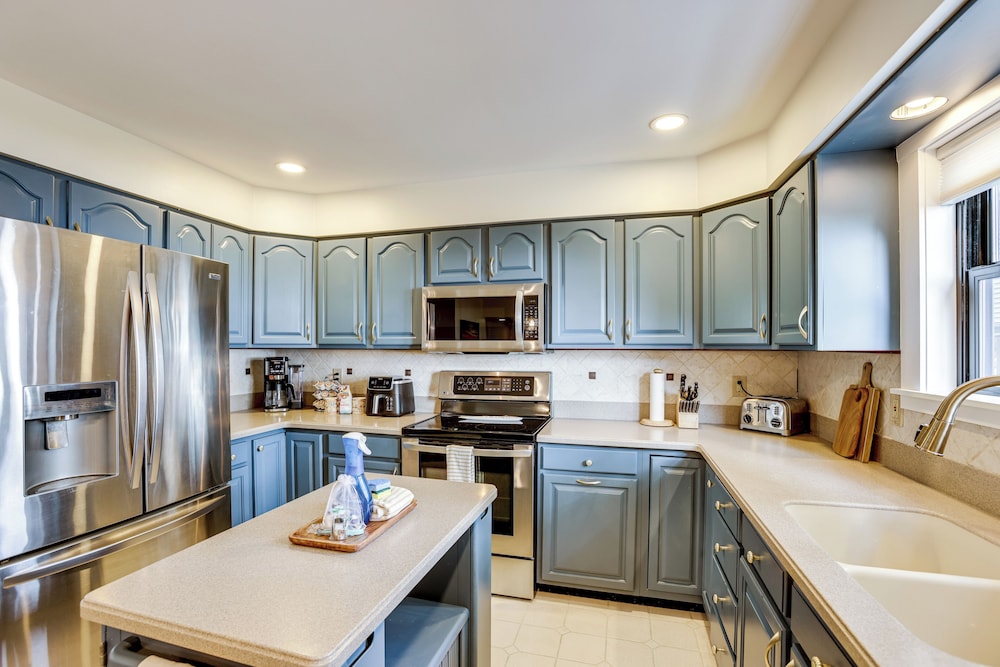 Swim, Fish & Boat: House on Stunning Higgins Lake!