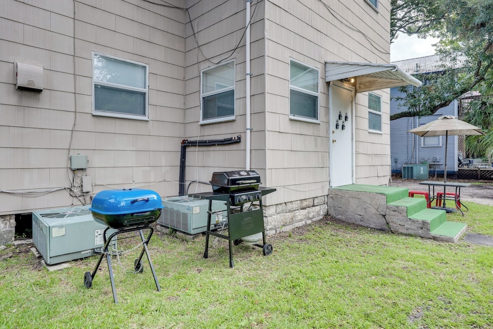 Steps to Food & Shops: Cozy Condo in Jacksonville!