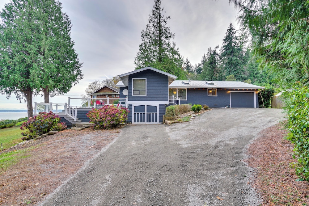 1/4 Mi to Beach: Family Home w/ Spacious Deck!