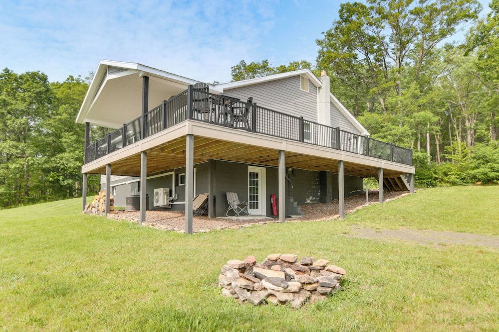 Mtn-view Pleasantville Home on 100 Acres!