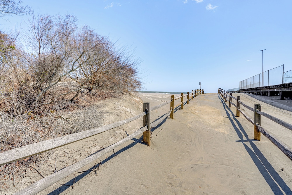Walk to Beach: North Wildwood Condo w/ Pool Access