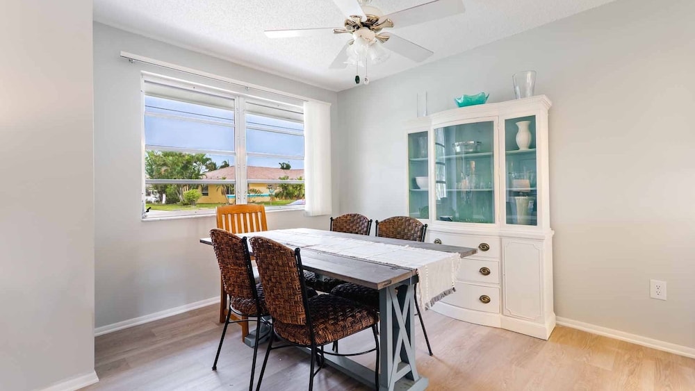 Punta Gorda Isles Canal 2 bedroom Home- Sailboat Access! 15 foot dock! 2 Home
