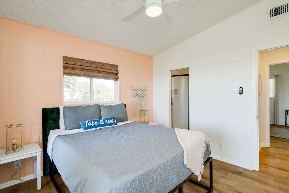 4 3 two King Beds Perfect Sunset Lake Views Pickleball Fire pit Lvl2 EV POA Pool