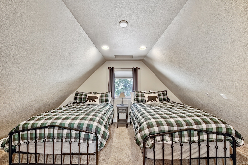 Dancing Bear Cabin Pet Friendly, Sleeps 4, Totally Cute! view 2