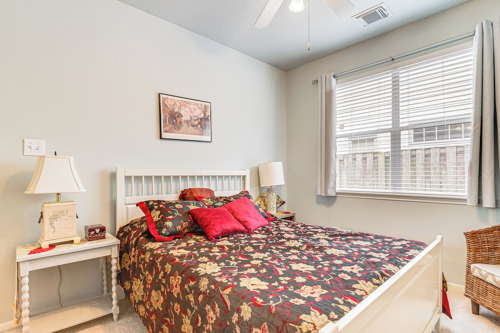 Hot Tub, Fire Pit: Retreat in The Woodlands!