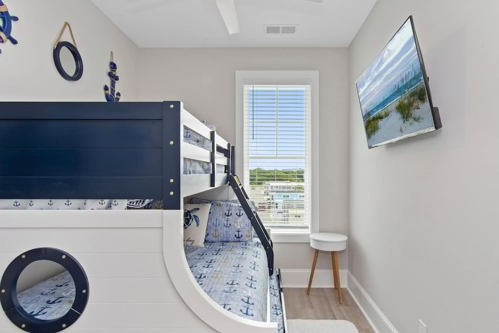 Luxury Beach Condo 5 Min Walk to Beach Shops