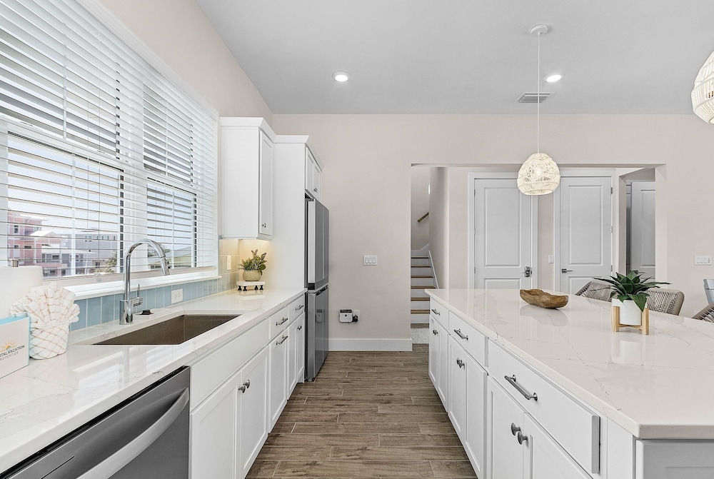209 Seabreeze Escape: NEW Spacious 5-Bedroom Pool Home 5 Home
