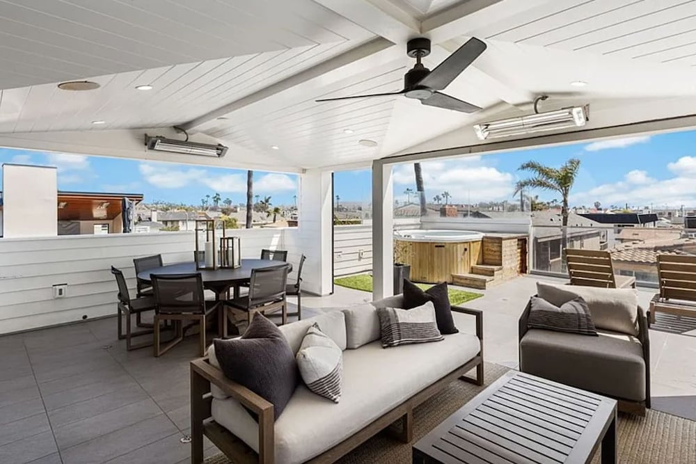 3BR Newport Luxury Rooftop Deck Hottub Parking