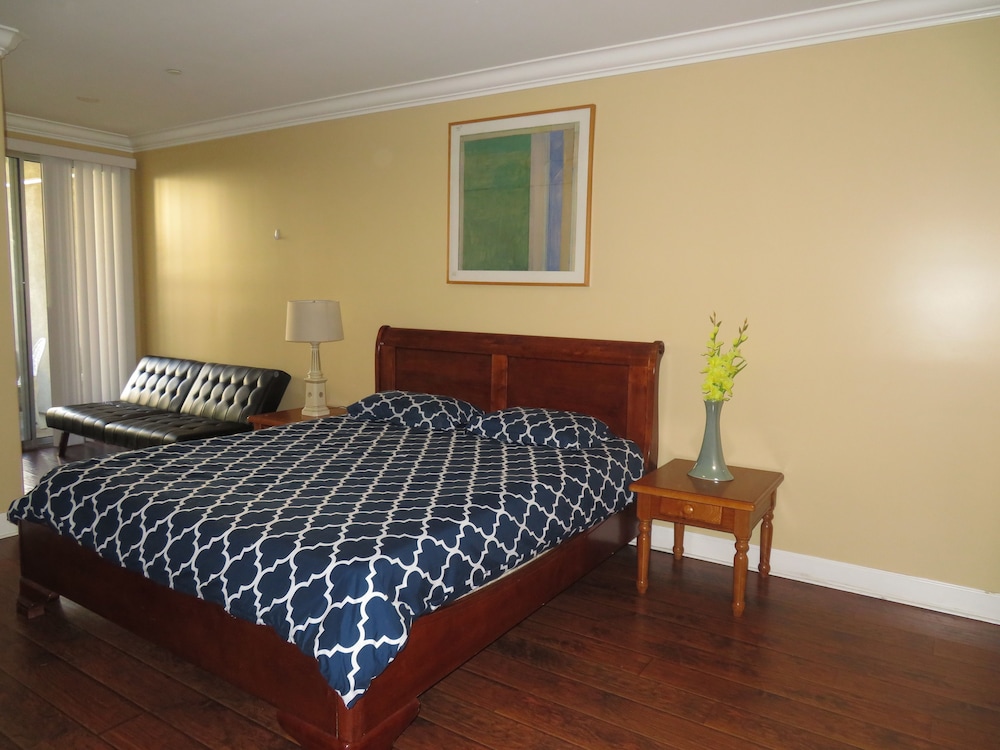 2 Bed 2 Bath in Studio City