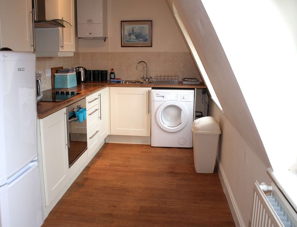 Stroud Vacations - Cotswolds Valleys Accommodation - Exclusive use character one bedroom family holiday apartment - Property Image 5